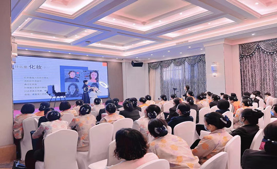 9.酒店公司为所有女员工开展化妆培训_副本.jpg 9.酒店公司为所有女员工开展化妆培训_副本.jpg