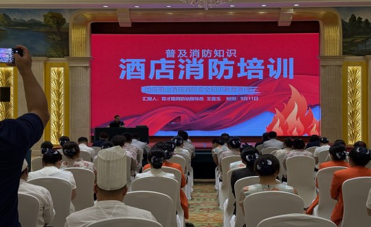 13.酒店公司举办消防安全培训与实战演练_副本.jpg
